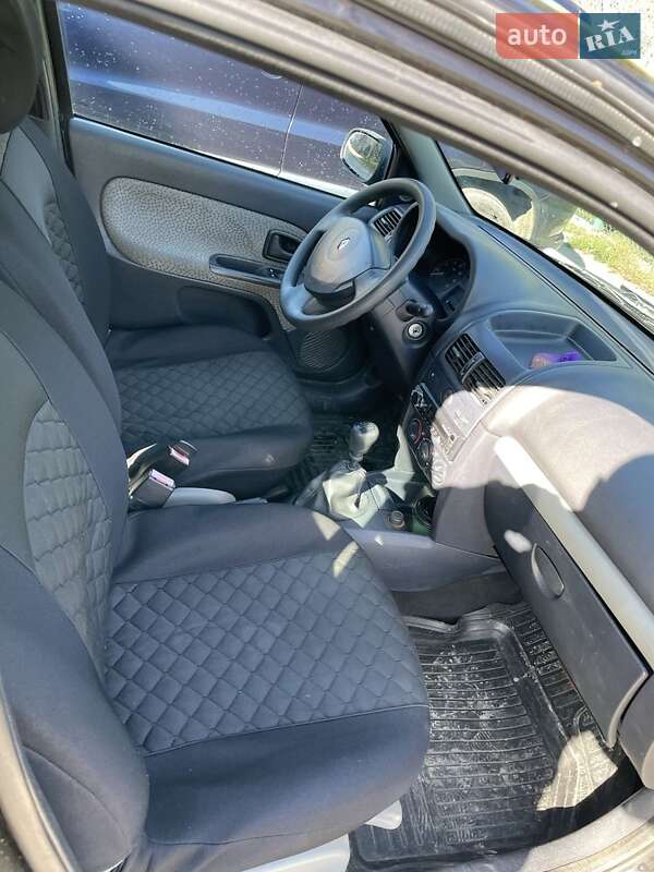 Хетчбек Renault Clio 2006 в Чернівцях