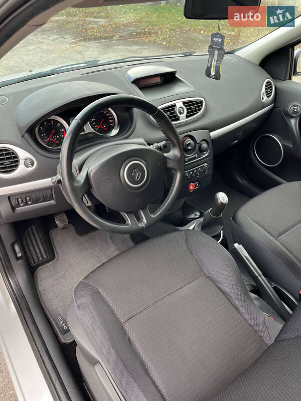 Хетчбек Renault Clio 2006 в Хоролі