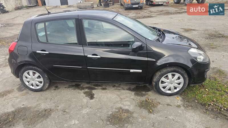 Хетчбек Renault Clio 2009 в Дерно