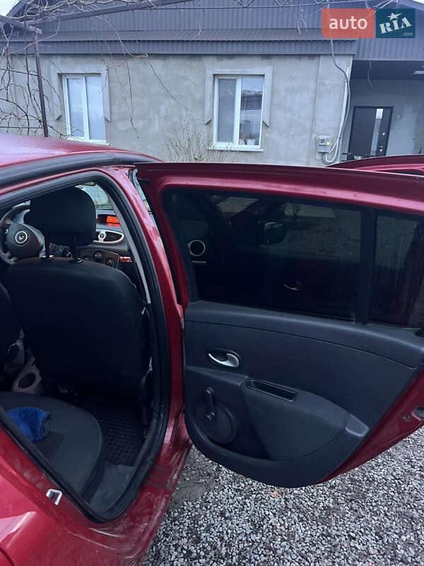 Хэтчбек Renault Clio 2010 в Полонном