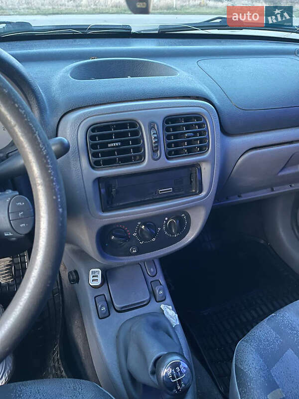 Хэтчбек Renault Clio 2001 в Яготине