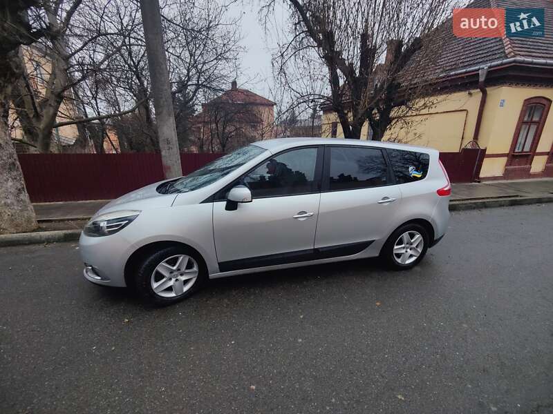 Хэтчбек Renault Grand Scenic 2012 в 