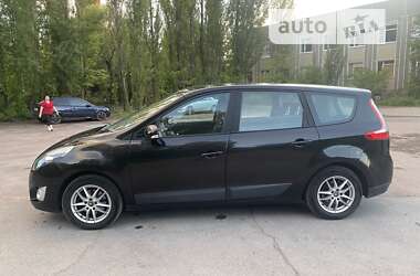 Минивэн Renault Grand Scenic 2011 в 