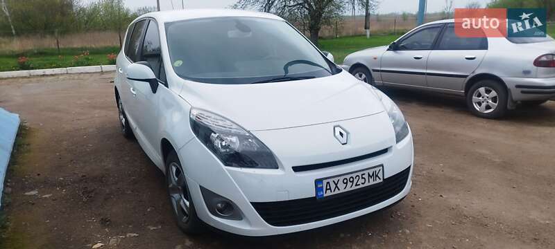 Минивэн Renault Grand Scenic 2011 в 