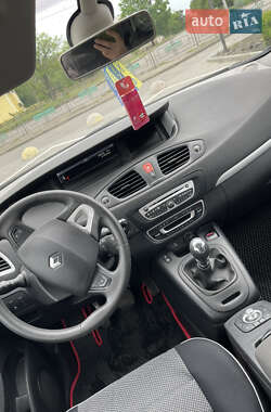 Минивэн Renault Grand Scenic 2011 в 