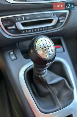 Минивэн Renault Grand Scenic 2016 в 