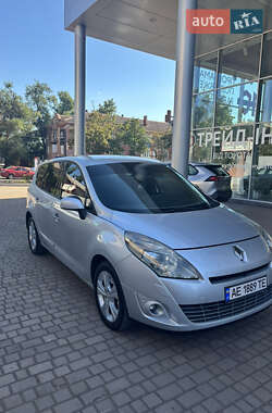 Минивэн Renault Grand Scenic 2010 в 