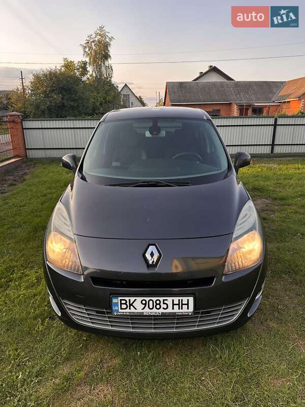 Минивэн Renault Grand Scenic 2011 в 