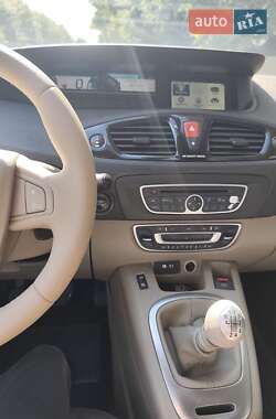 Минивэн Renault Grand Scenic 2011 в 