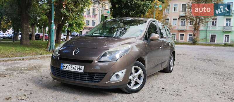 Минивэн Renault Grand Scenic 2011 в 