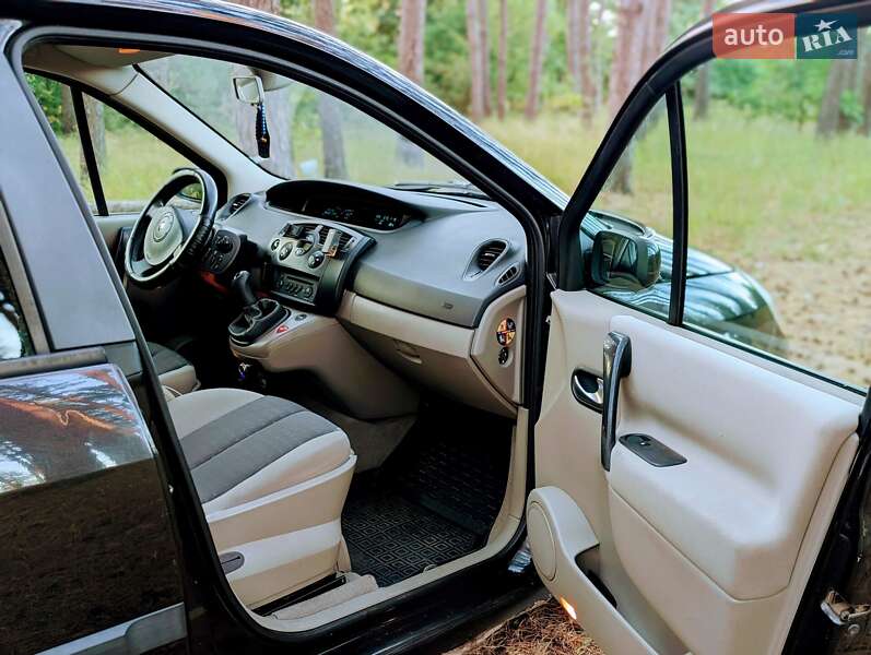 Минивэн Renault Grand Scenic 2005 в Русской Поляне