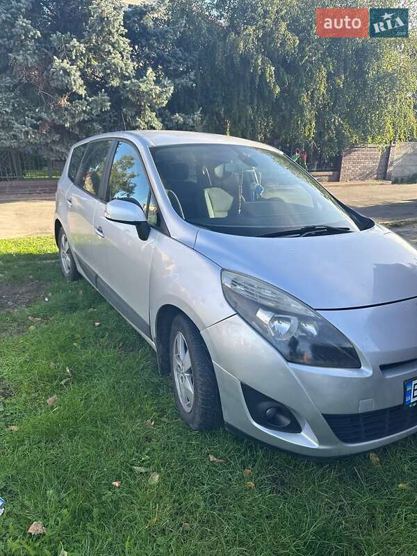 Минивэн Renault Grand Scenic 2010 в 