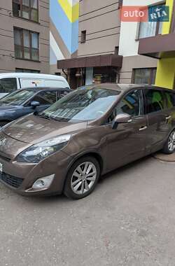 Минивэн Renault Grand Scenic 2011 в 