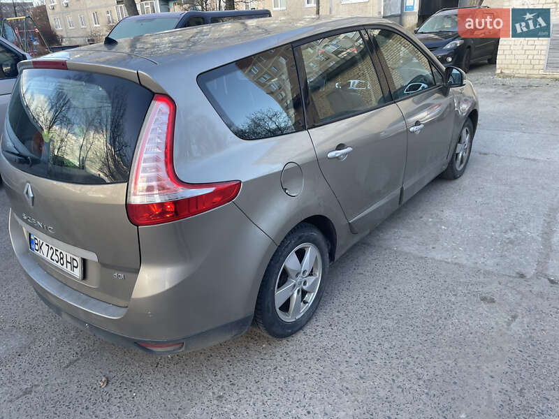 Минивэн Renault Grand Scenic 2010 в Вараше