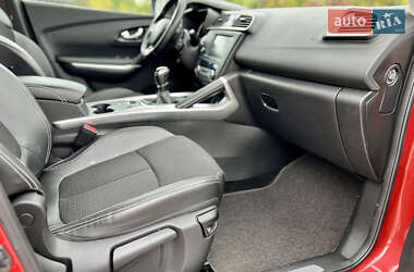 Позашляховик / Кросовер Renault Kadjar 2015 в  фото 82 Позашляховик / Кросовер Renault Kadjar 2015 в