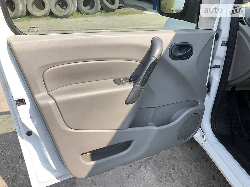 Вантажопасажирський фургон Renault Kangoo 2010 в Дніпрі