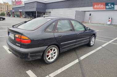 Ліфтбек Renault Laguna 2000 в 
