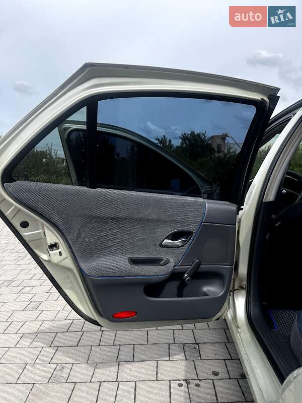 Ліфтбек Renault Laguna 2001 в Стрию