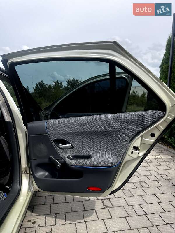 Ліфтбек Renault Laguna 2001 в Стрию