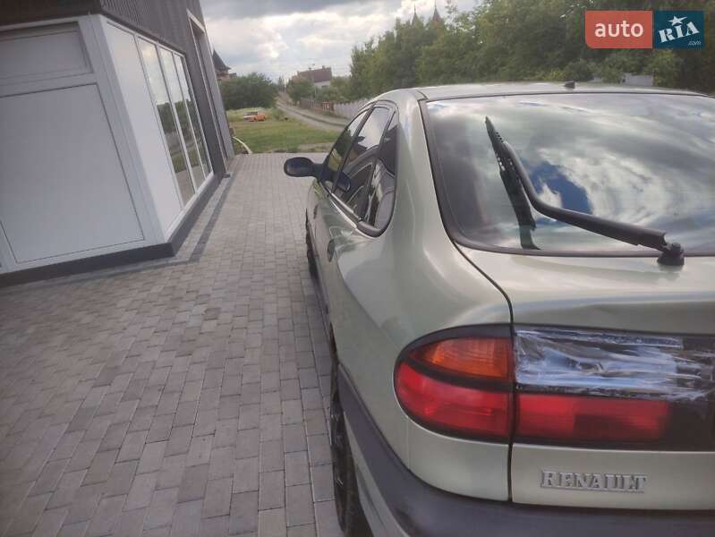 Ліфтбек Renault Laguna 1999 в Чернівцях