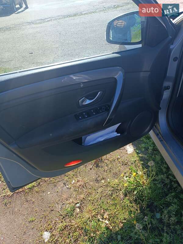 Універсал Renault Laguna 2010 в Ромнах фото 13 Універсал Renault Laguna 2010 в Ромнах