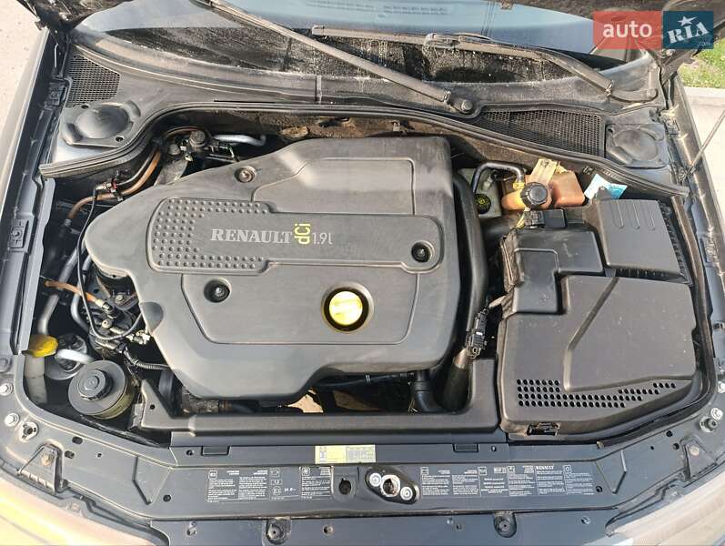 Ліфтбек Renault Laguna 2002 в Ужгороді