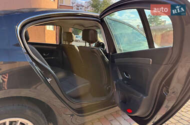 Лифтбек Renault Laguna 2011 в 
