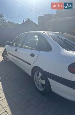 Лифтбек Renault Laguna 2000 в 