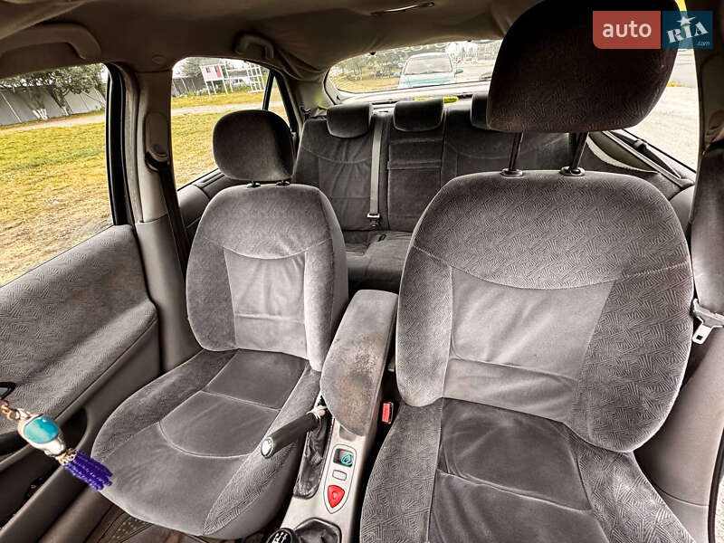 Лифтбек Renault Laguna 2001 в Киеве