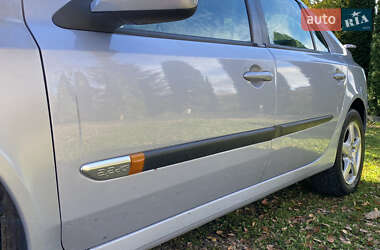 Ліфтбек Renault Laguna 2001 в  фото 14 Ліфтбек Renault Laguna 2001 в