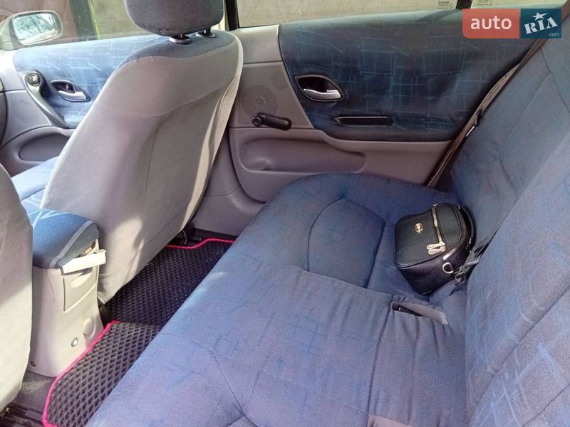 Ліфтбек Renault Laguna 2002 в Чернівцях