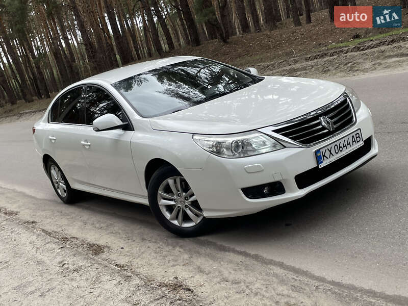 Седан Renault Latitude 2011 в 