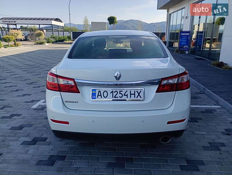 Седан Renault Latitude 2011 в Хусте