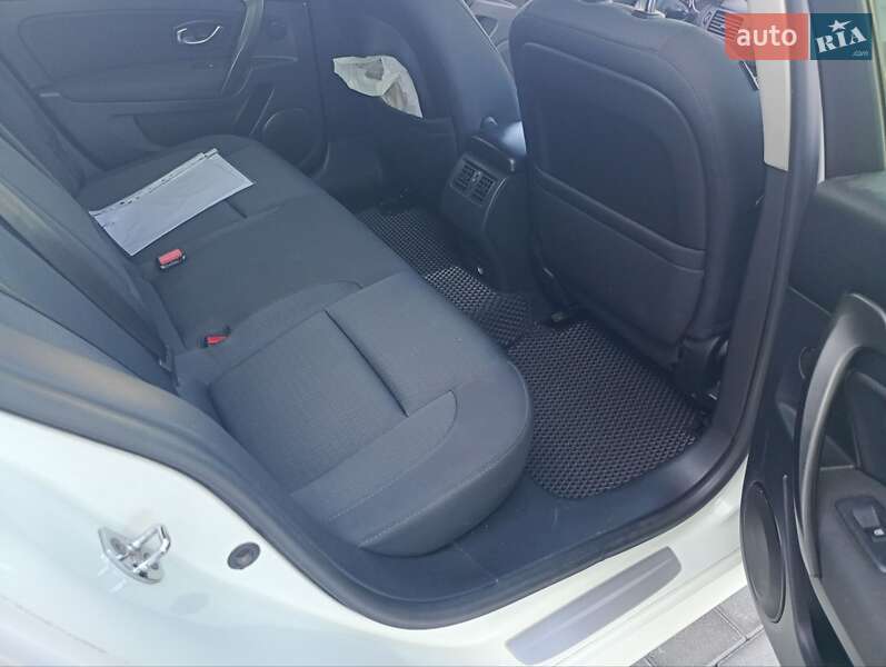Седан Renault Latitude 2011 в Хусте