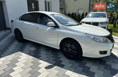 Седан Renault Latitude 2011 в 