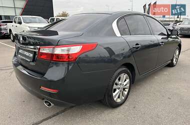 Седан Renault Latitude 2012 в 