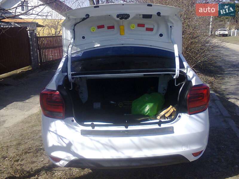 Седан Renault Logan 2021 в Каневе