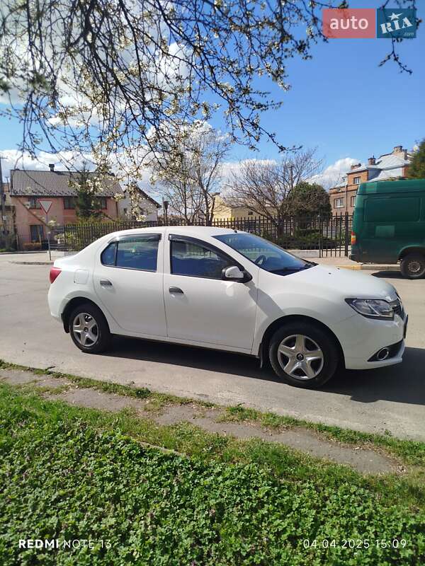 Седан Renault Logan 2015 в 