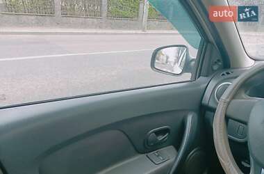 Седан Renault Logan 2015 в 
