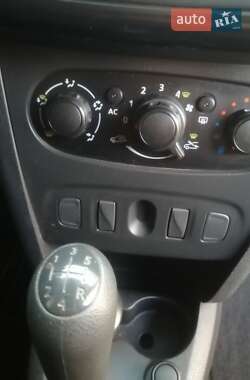 Седан Renault Logan 2013 в 
