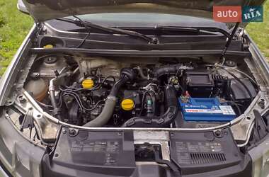 Седан Renault Logan 2014 в 