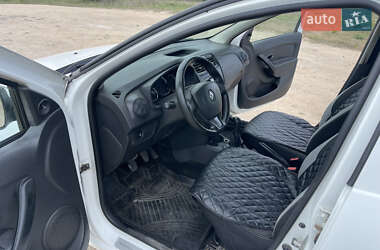 Седан Renault Logan 2015 в 