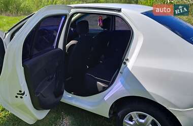 Седан Renault Logan 2013 в 