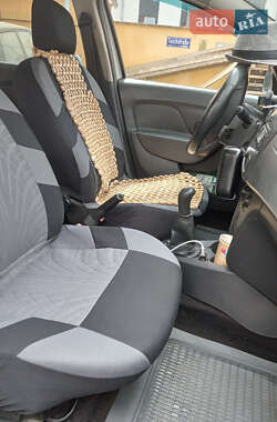Седан Renault Logan 2013 в 