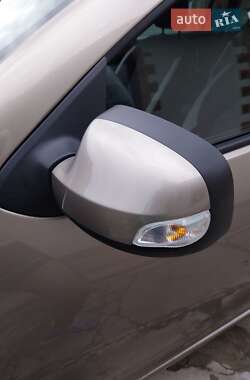 Седан Renault Logan 2015 в 