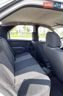 Седан Renault Logan 2011 в 