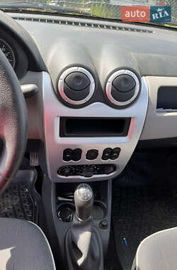 Седан Renault Logan 2012 в 