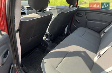Седан Renault Logan 2012 в 