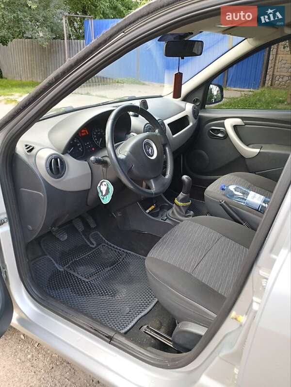 Седан Renault Logan 2010 в Глухове