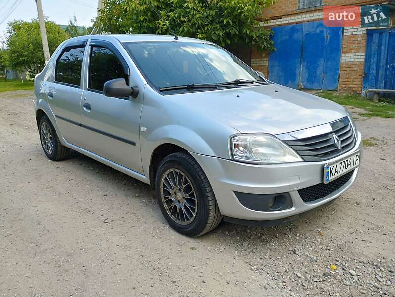 Седан Renault Logan 2010 в Глухове